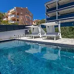 Three Units Vila *