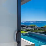 Vila Three Units *