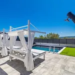 Three Units Vila