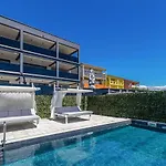 Three Units Vila
