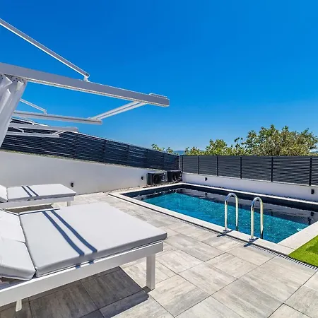 וילה Three Units