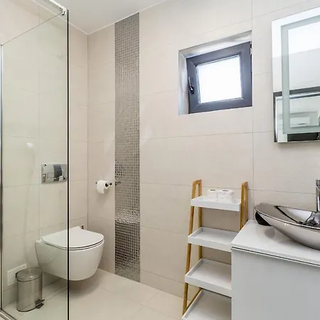 Three Units Цриквеница