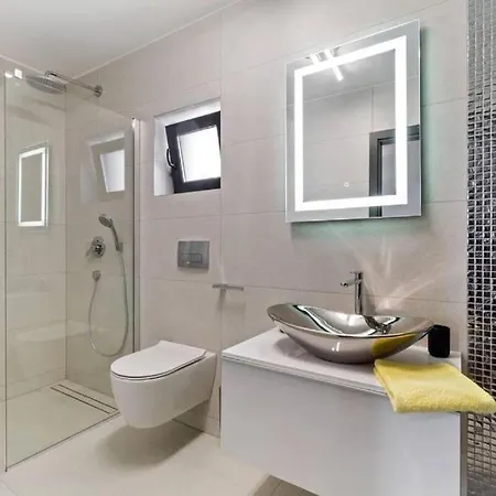 Three Units Цриквеница